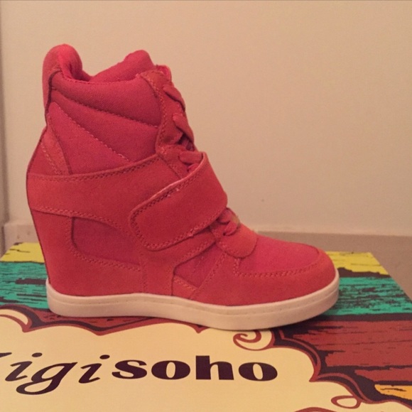 Kicking by Zigi Soho - Picture 5 of 5